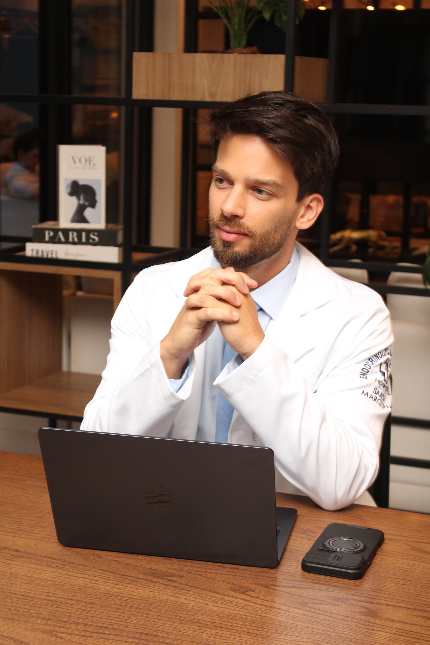 Dr. Zilmar Ney avaliando exame de bioimpedância